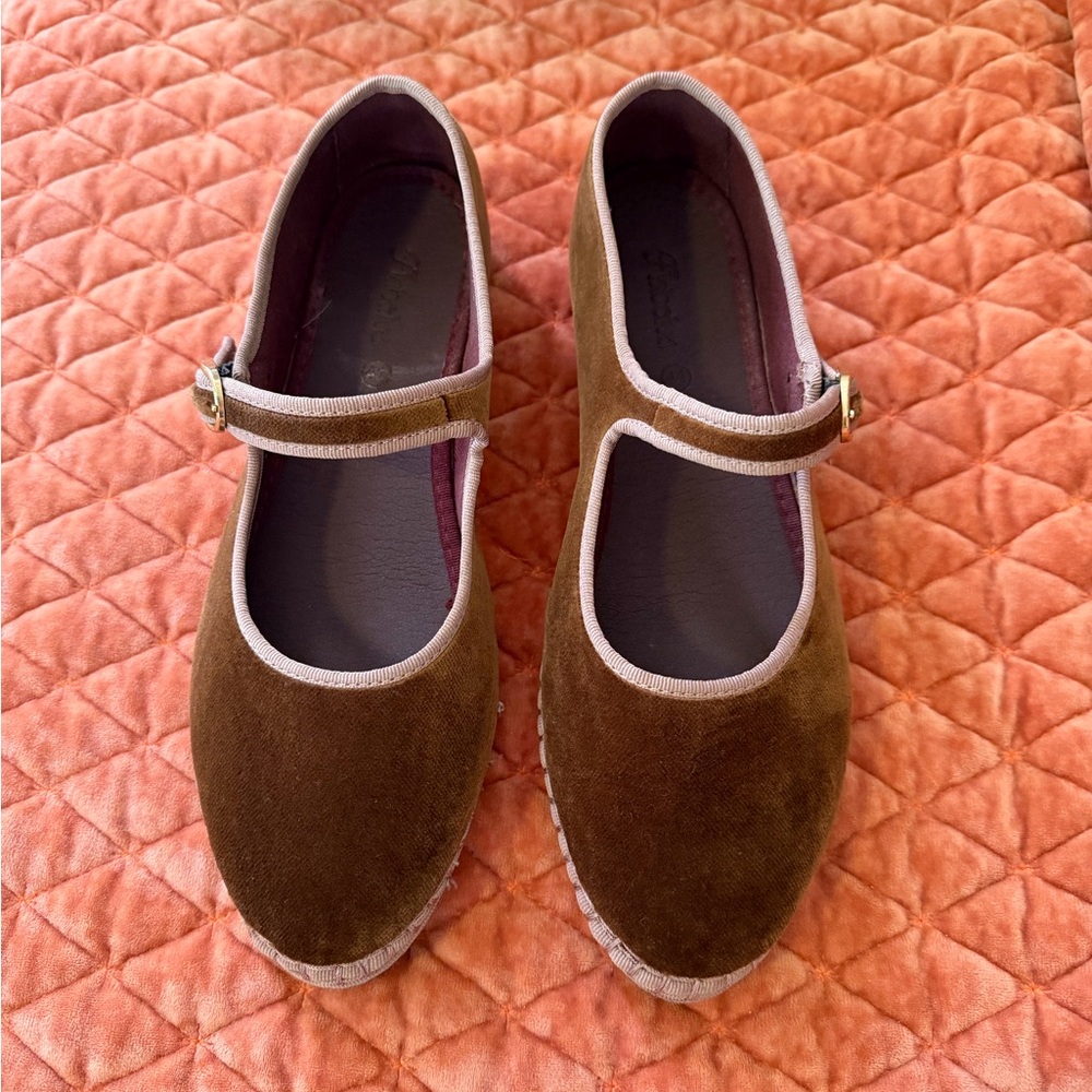 Flabelus Women's Brown Flats - Picture 2 of 5